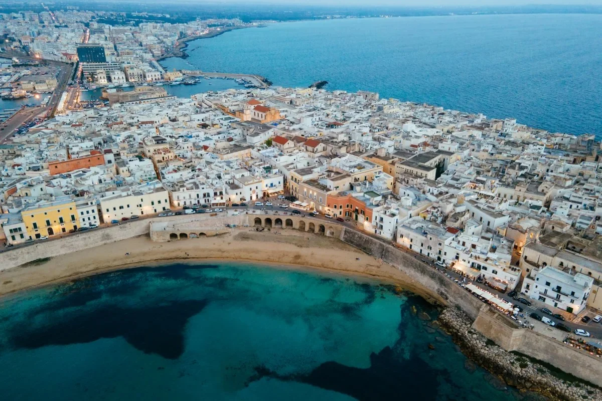 Centro storico Gallipoli vista dal mare mura bastioni tramonto Salento